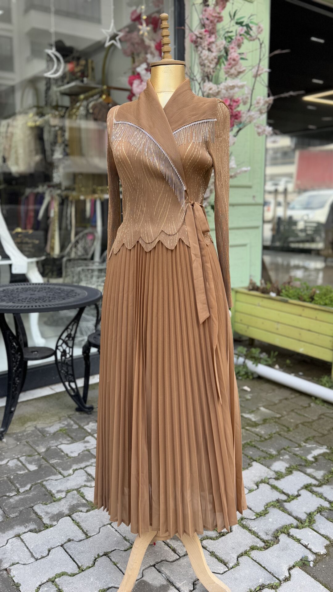 Şehrazat Butik Tasarım Zincir Detaylı Elbise (Krem)