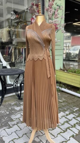 Şehrazat Butik Tasarım Zincir Detaylı Elbise (Krem)