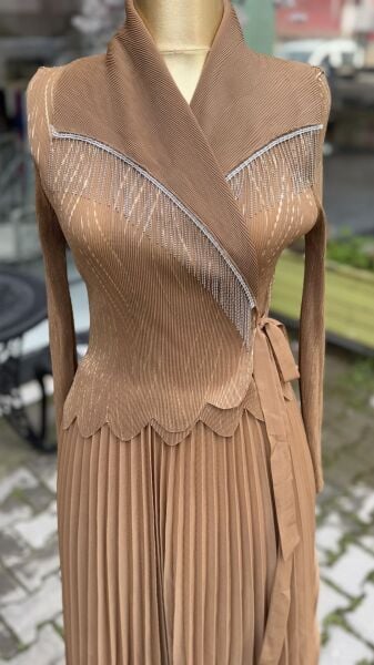 Şehrazat Butik Tasarım Zincir Detaylı Elbise (Krem)