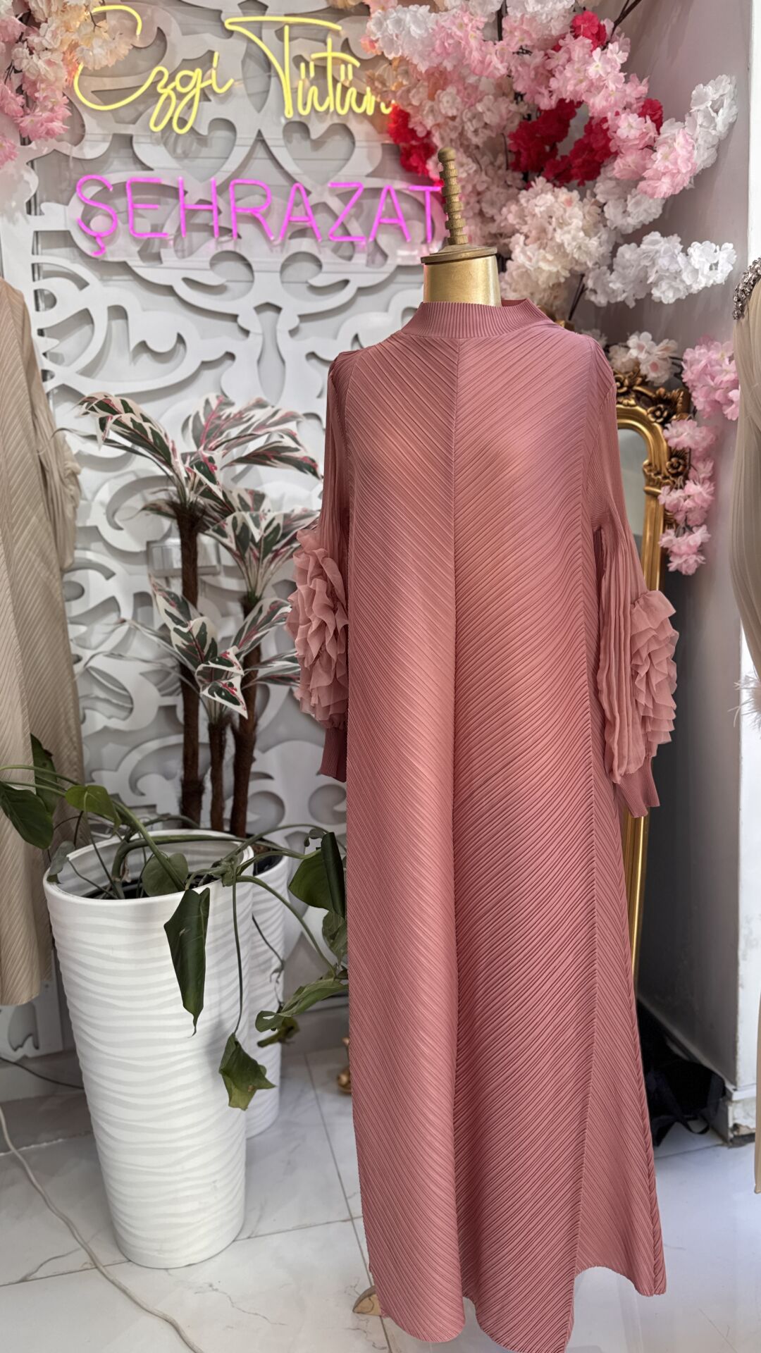 Şehrazat Butik Tasarım İthal Kolu Güllü Elbise (KEMER DAHİL DEĞİLDİR)