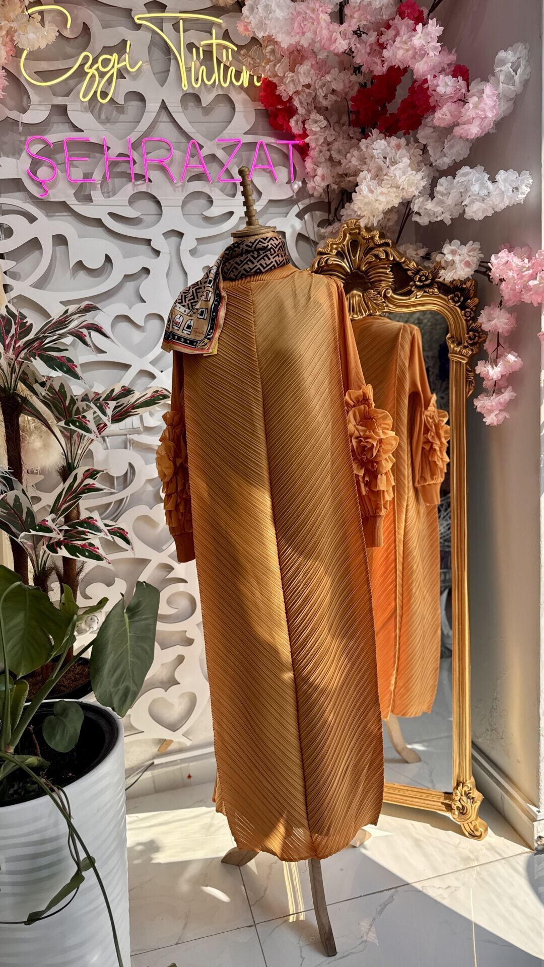 Şehrazat Butik Tasarım İthal Kolu Güllü Elbise (KEMER DAHİL DEĞİLDİR)