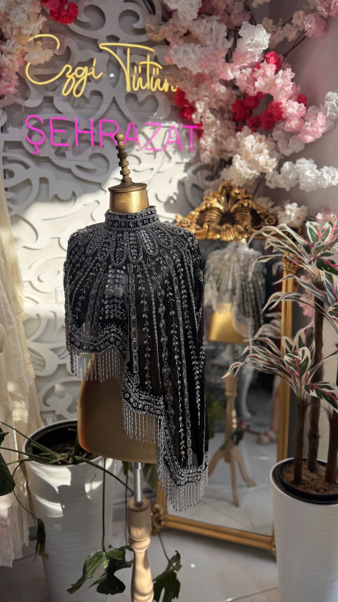 Şehrazat Butik Asimetrik Pelerin