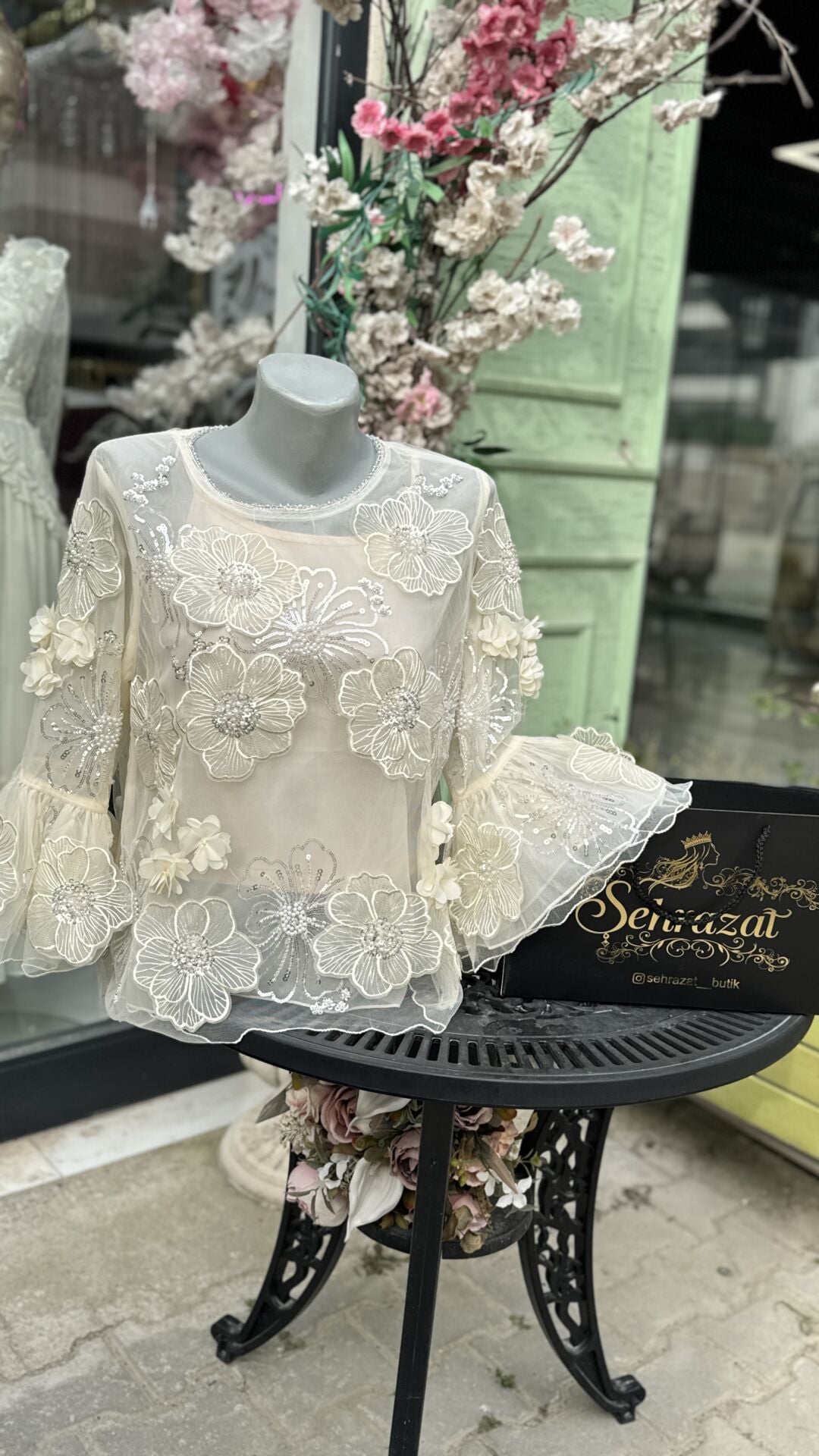 Şehrazat Afra 3 Boyutlu Tasarım Bluz Krem