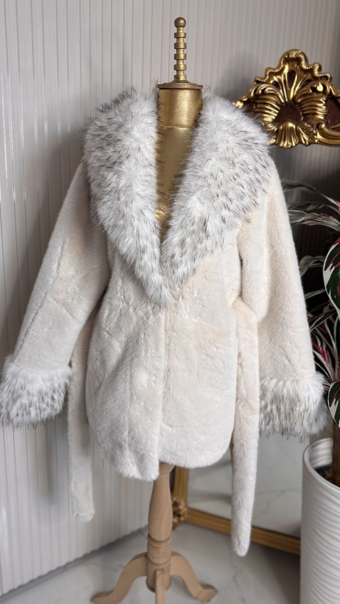 Şehrazat Butik Kırçıllı Beyaz Kürk