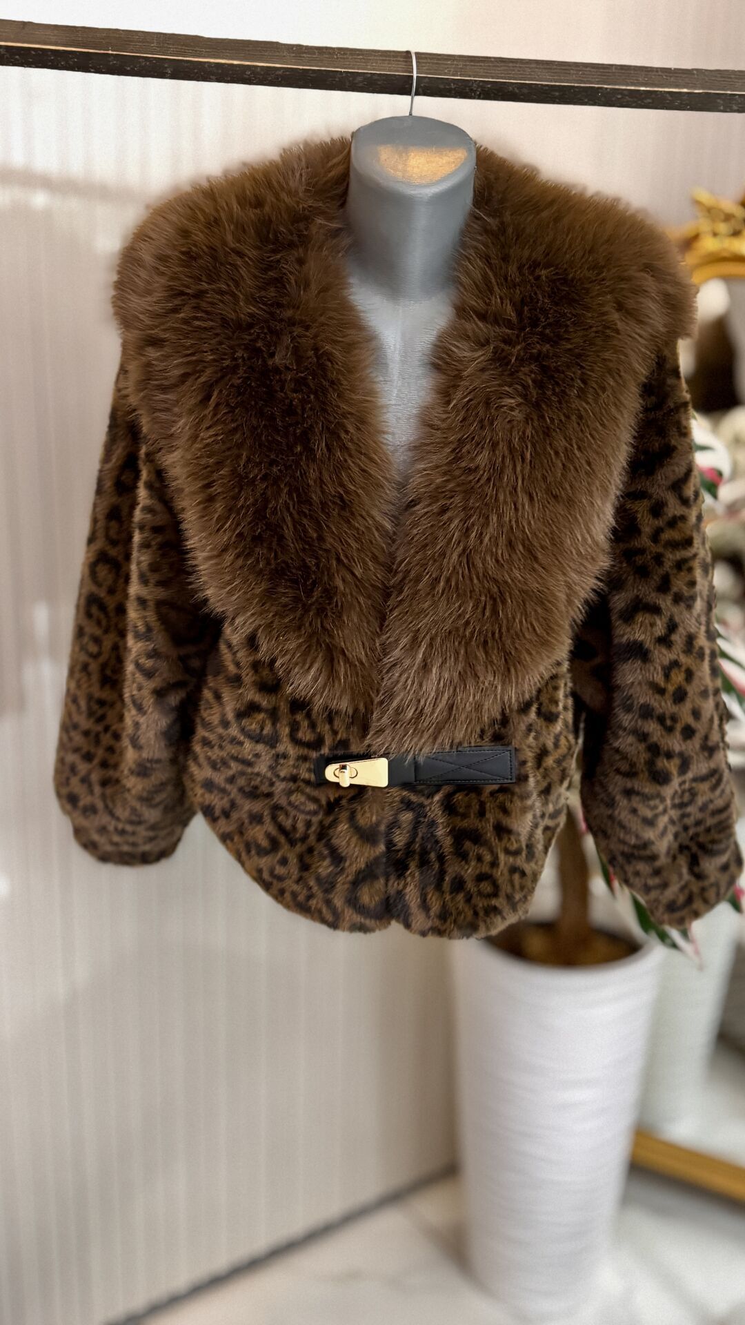 Şehrazat Butik Kemer Detaylı Leopar Desenli Kısa Tasarım Kürk