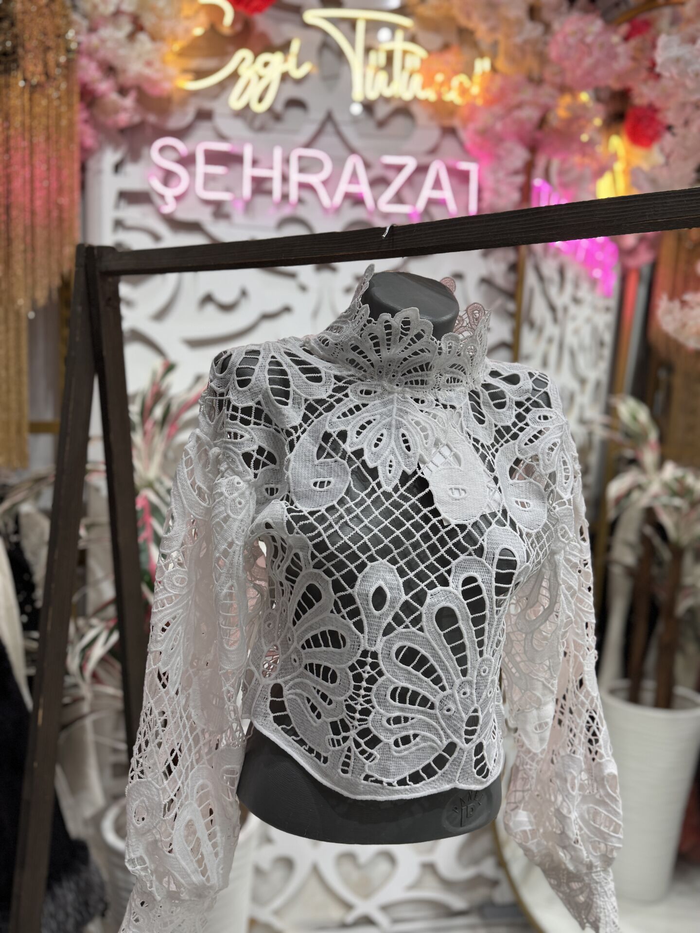 Şehrazat Butik Tasarım Güpür Gömlek