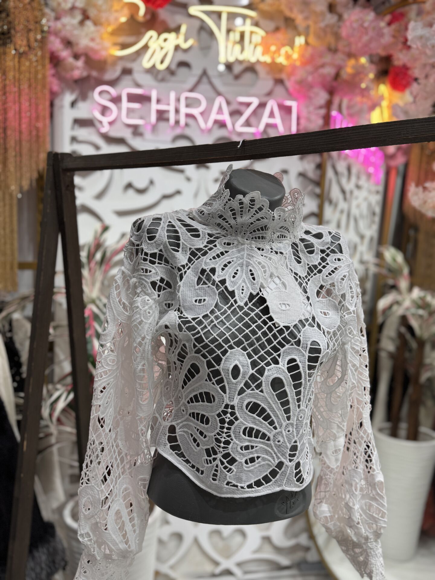 Şehrazat Butik Tasarım Güpür Gömlek