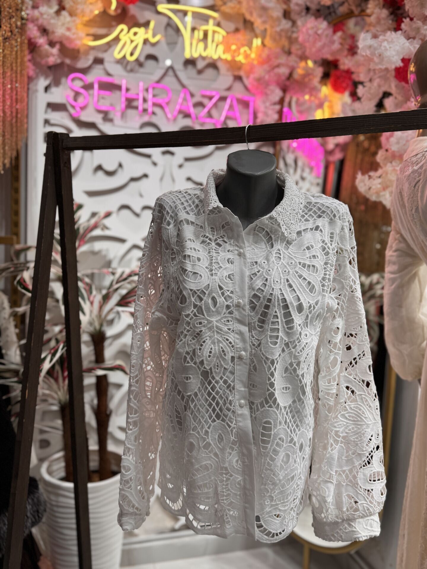 Şehrazat  Butik Güpür Yaka Tasarım Gömlek