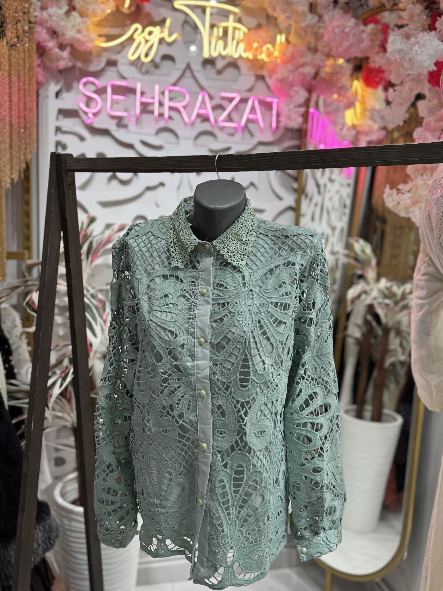 Şehrazat  Butik Güpür Yaka Tasarım Gömlek