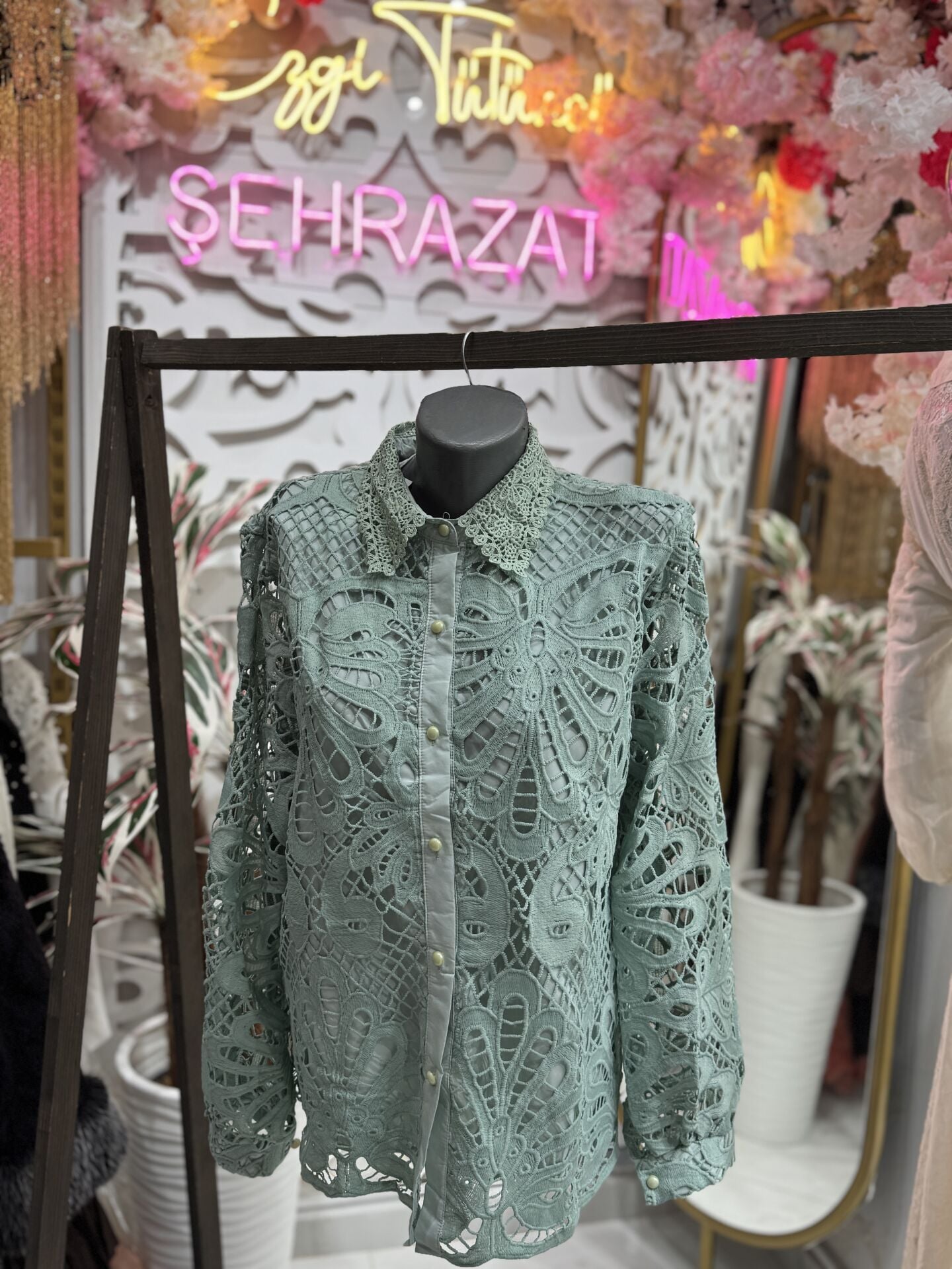 Şehrazat  Butik Güpür Yaka Tasarım Gömlek Standart