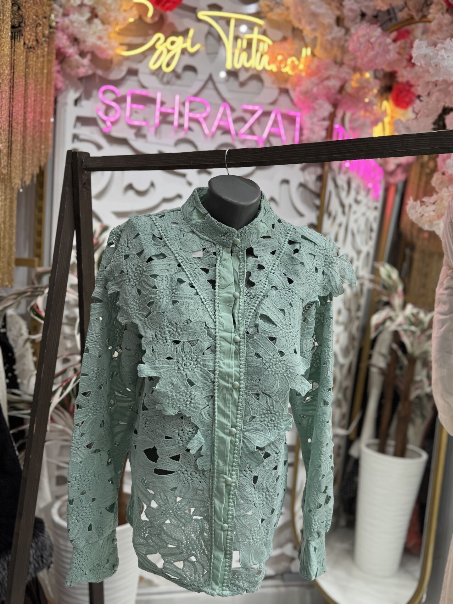 Şehrazat  Butik Güpürlü Düğmeli  Tasarım Gömlek