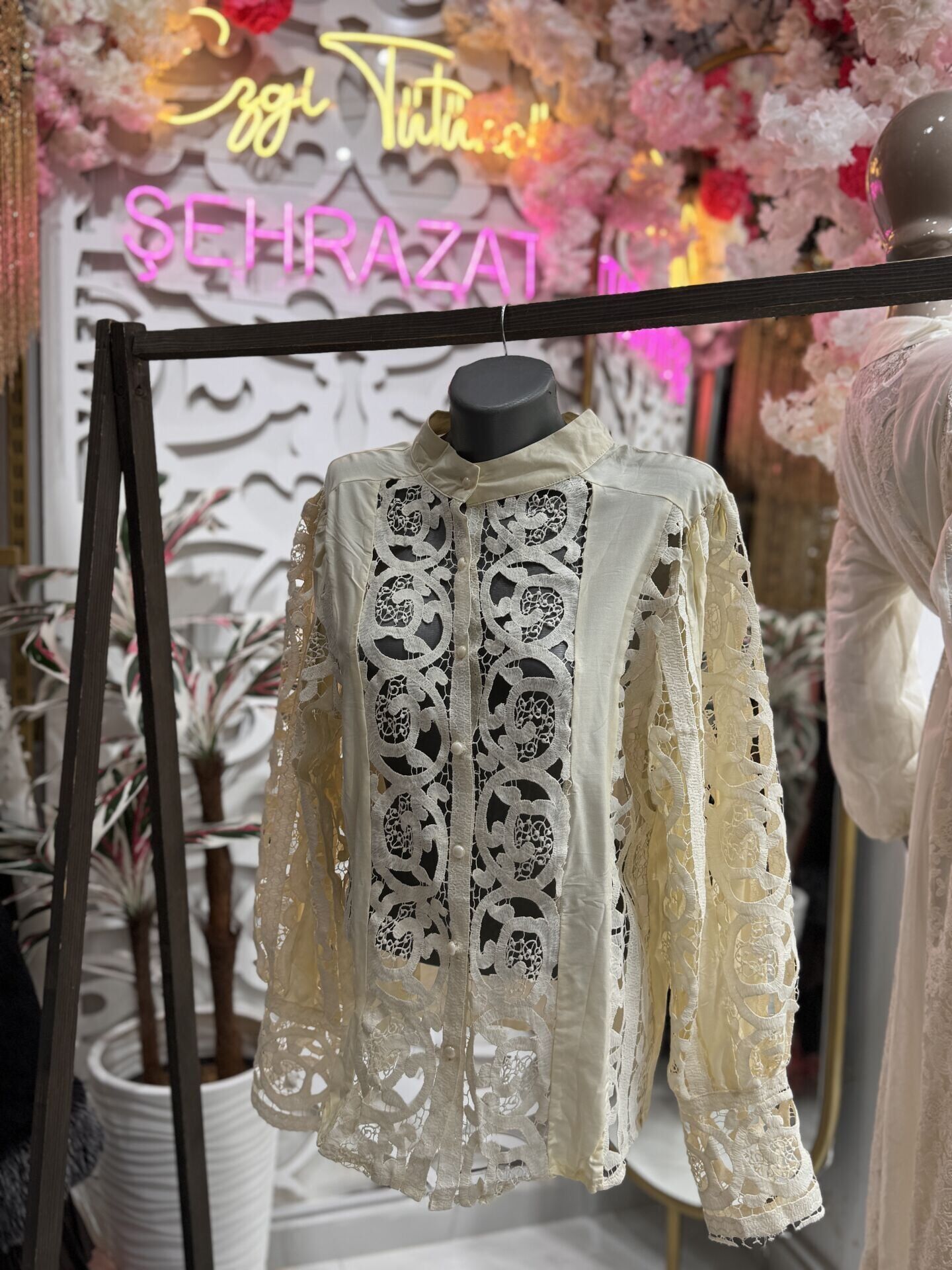 Şehrazat  Butik Güpürlü Düğmeli  Tasarım Şık Gömlek