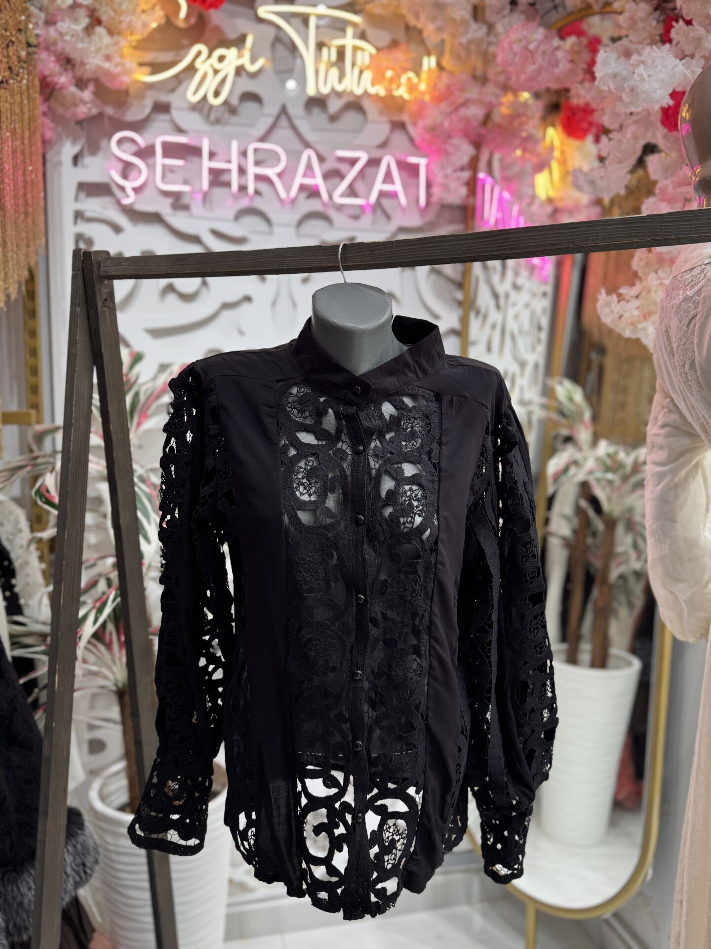 Şehrazat  Butik Güpürlü Düğmeli  Tasarım Şık Gömlek