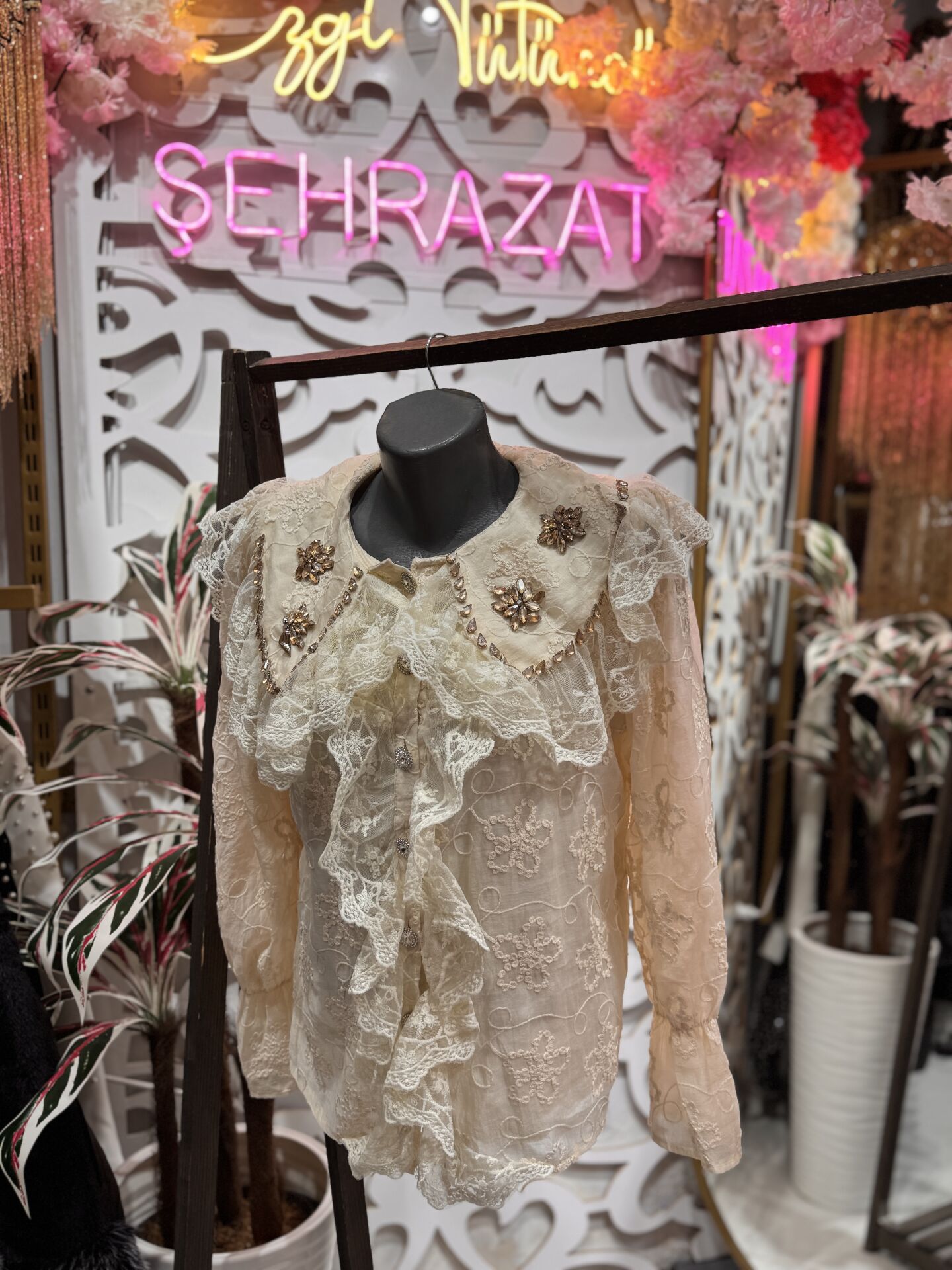 Şehrazat  Butik Yaka Taş Detaylı Şık Tasarım Gömlek