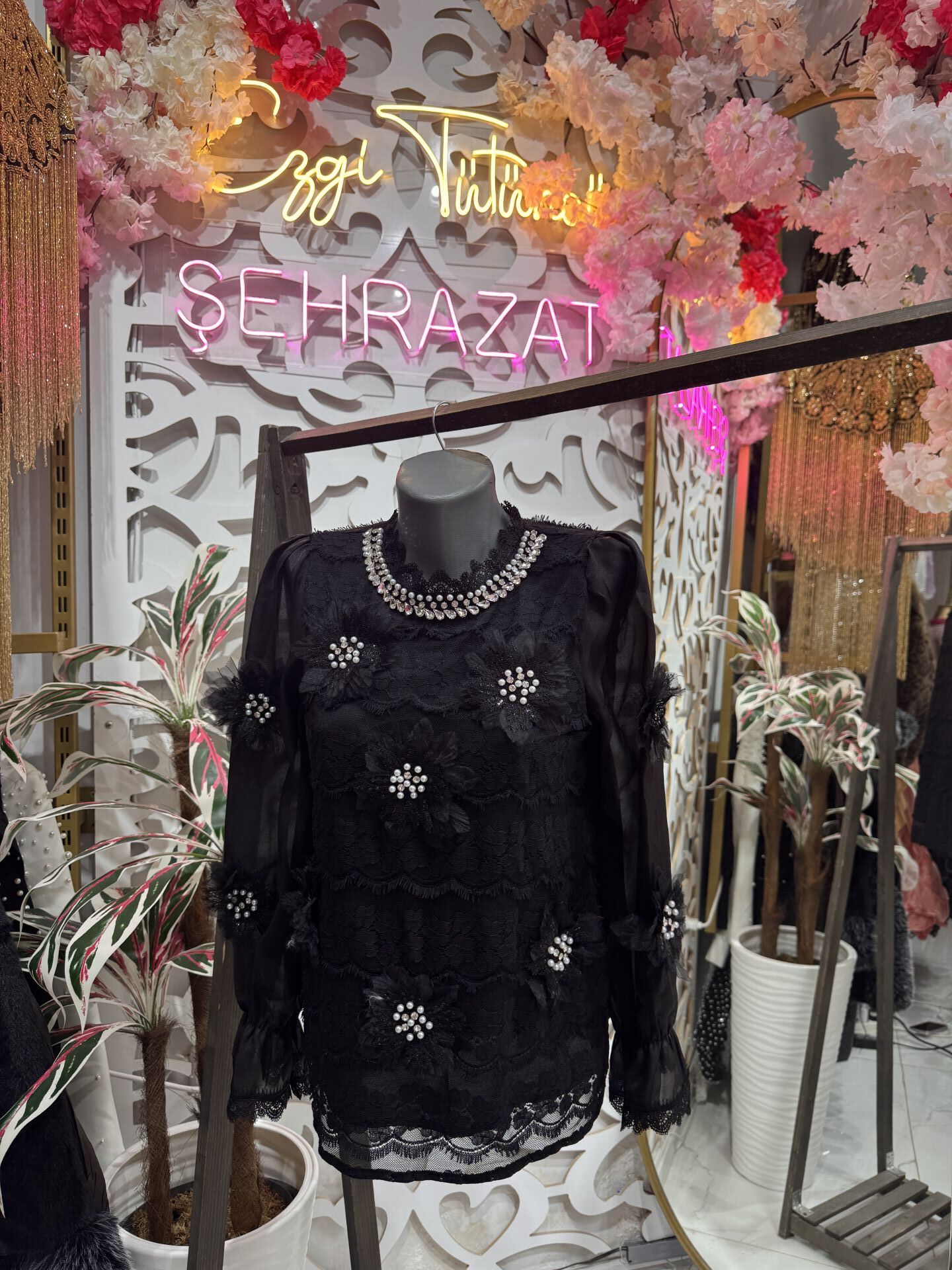 Şehrazat Butik Çiçek Detaylı Taşlı Tasarım Gömlek