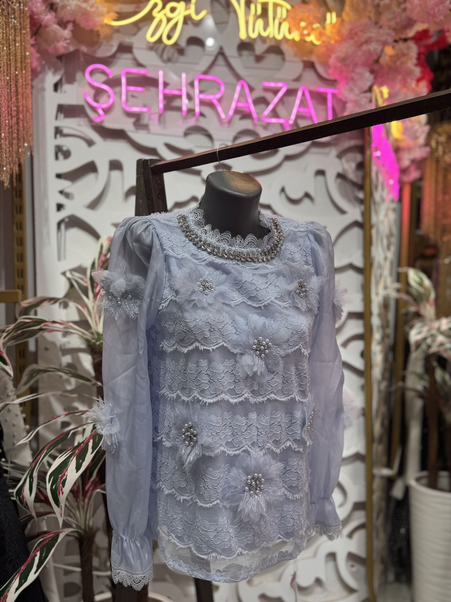 Şehrazat Butik Çiçek Detaylı Taşlı Tasarım Gömlek