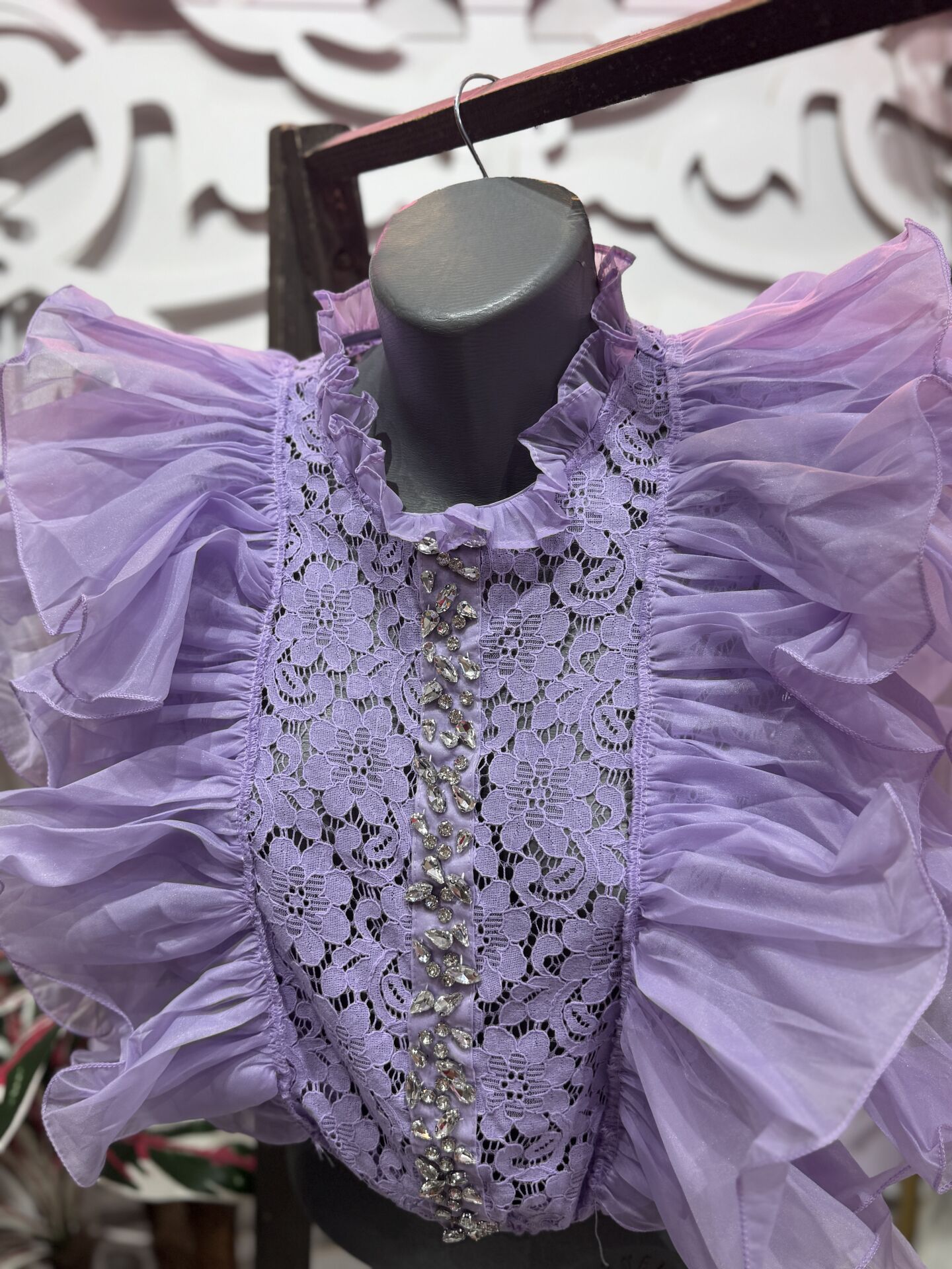 Şehrazat Butik Volanlı Orkide Kolsuz Tasarım Gömlek