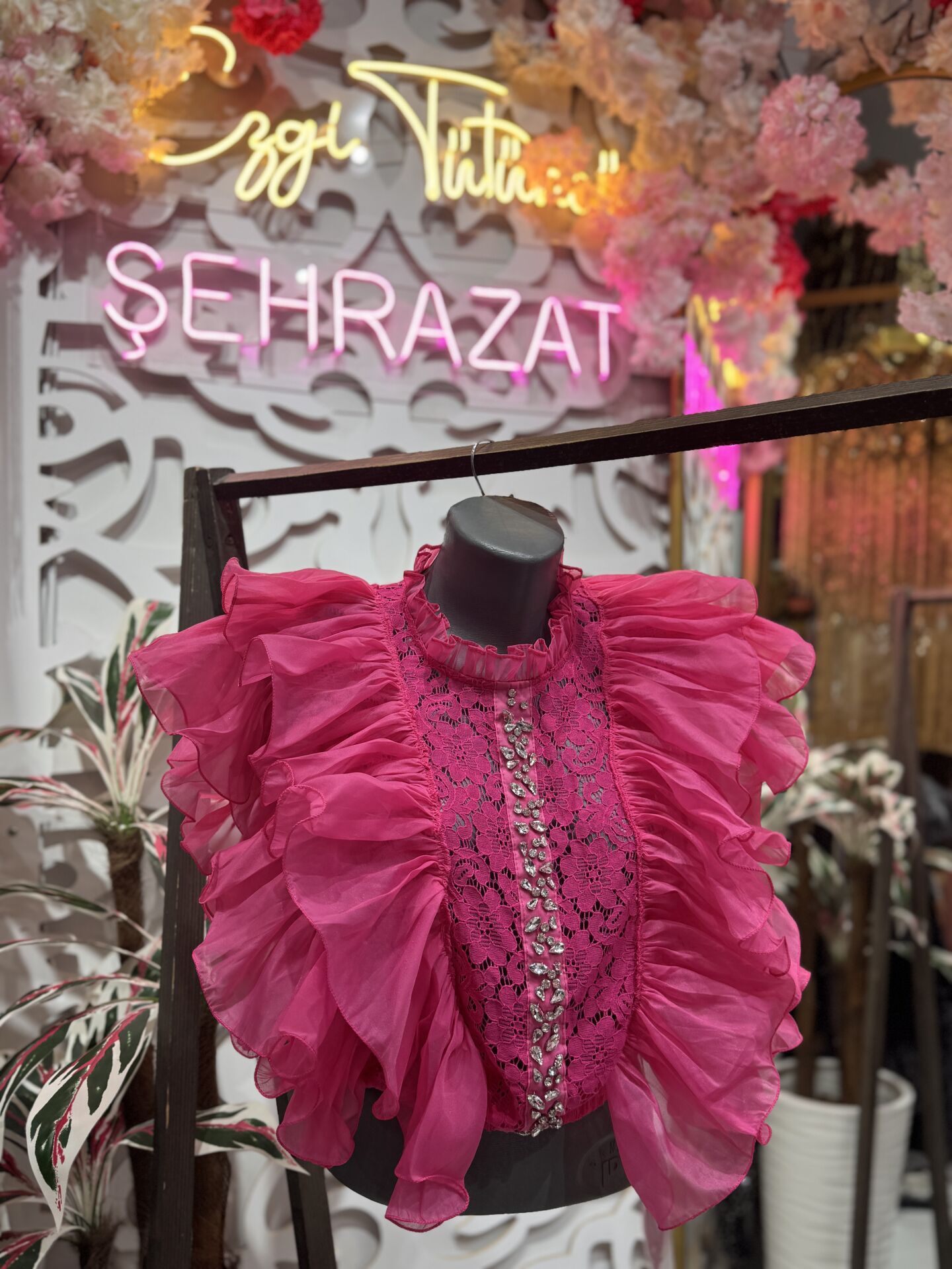 Şehrazat Butik Volanlı Orkide Kolsuz Tasarım Gömlek