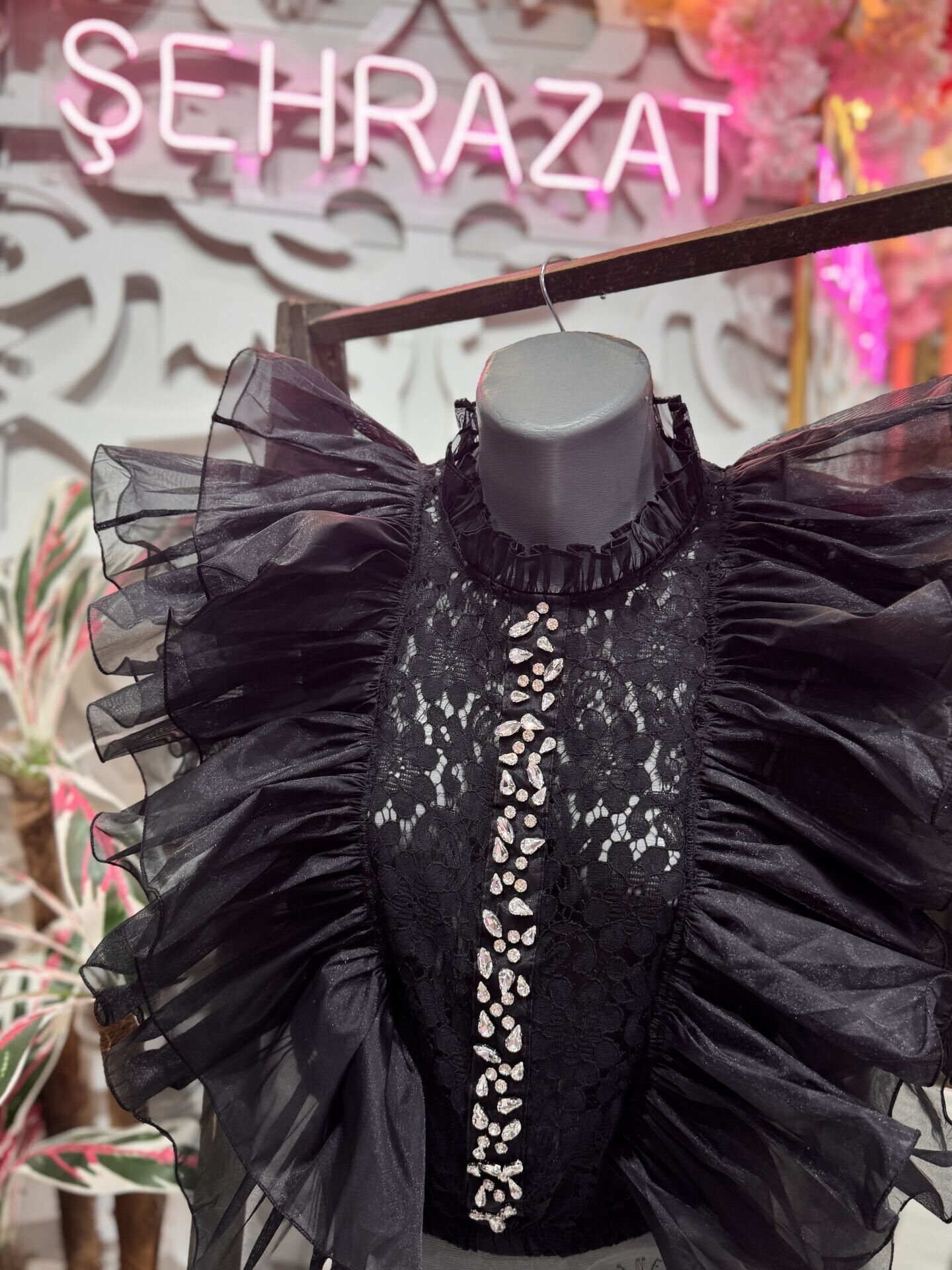 Şehrazat Butik Volanlı Orkide Kolsuz Tasarım Gömlek