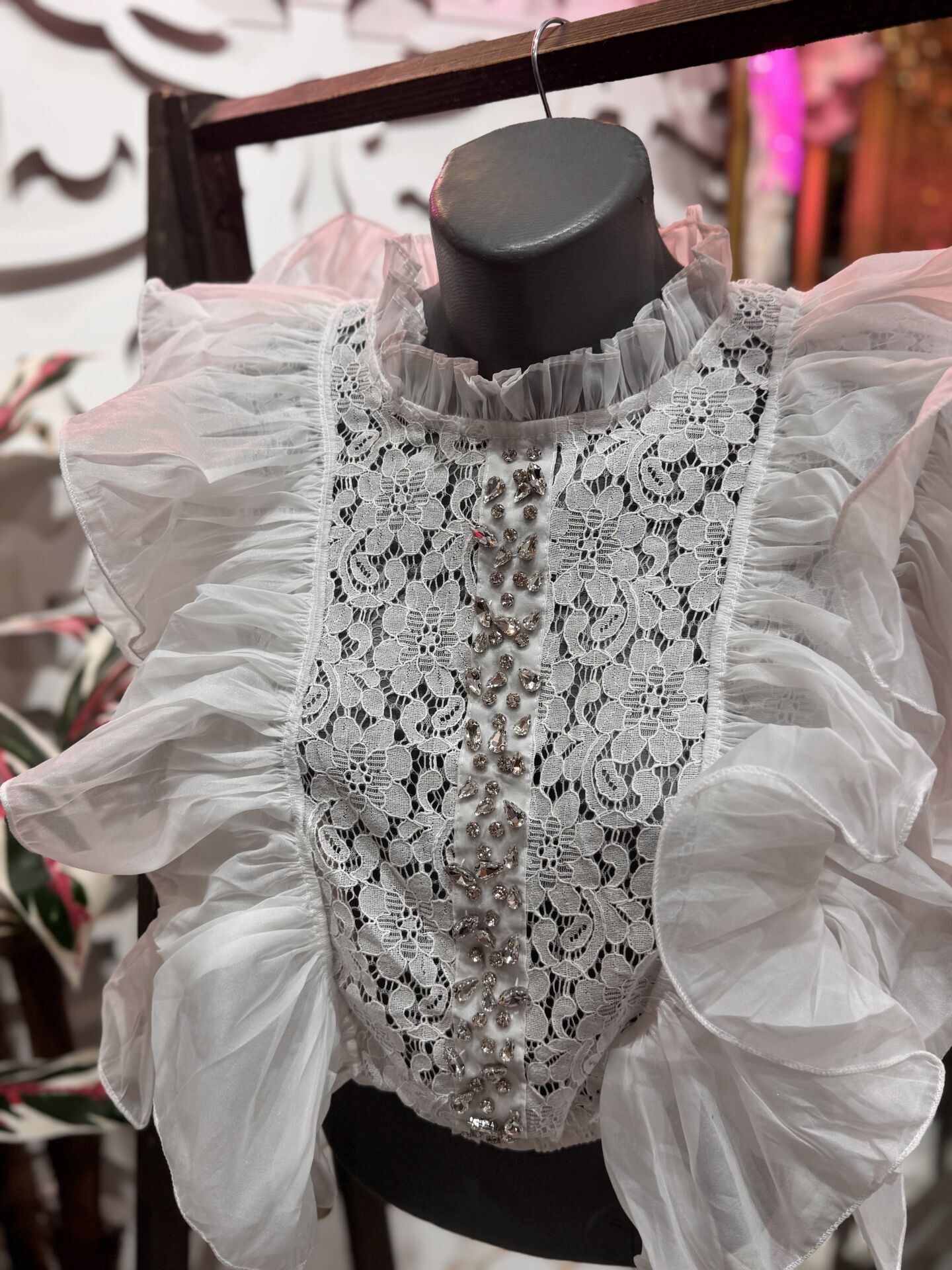 Şehrazat Butik Volanlı Orkide Kolsuz Tasarım Gömlek