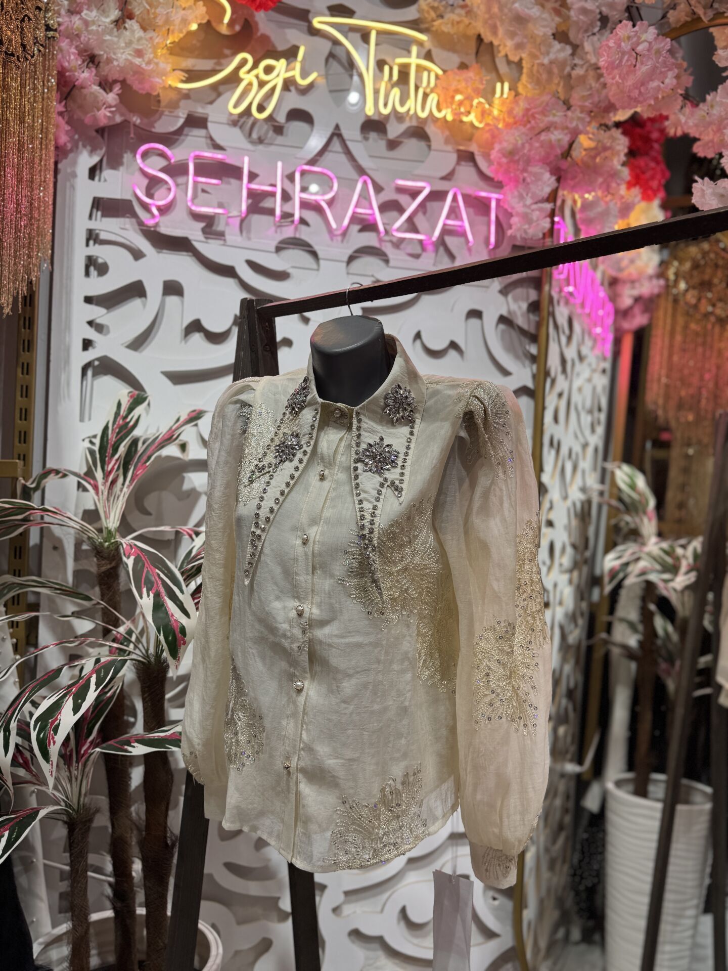 Şehrazat Butik Yakası Taş Detaylı Tasarım  Şık Gömlek