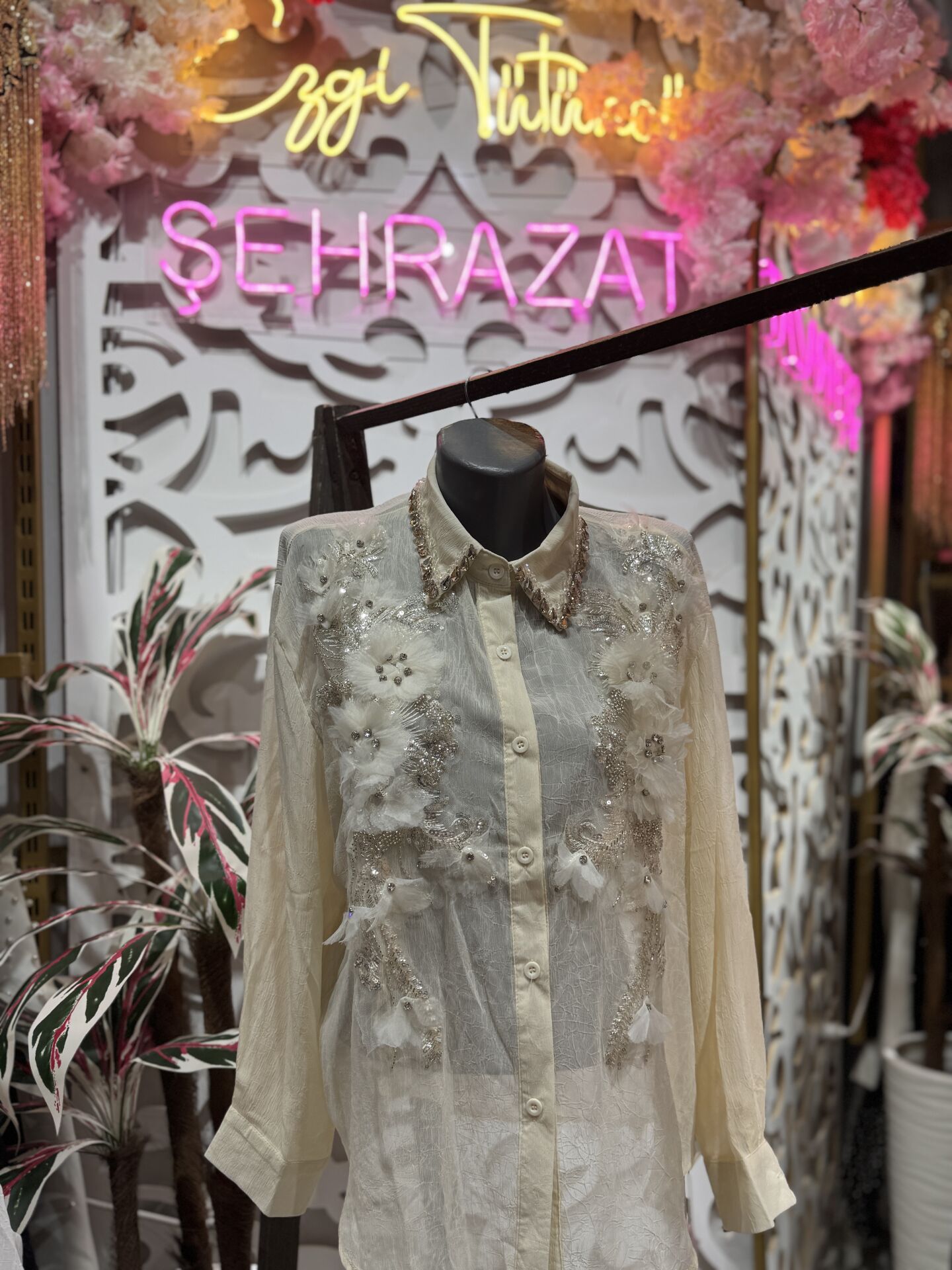 Şehrazat Butik Yaka Taş Detaylı Çiçekli Tasarım Gömlek