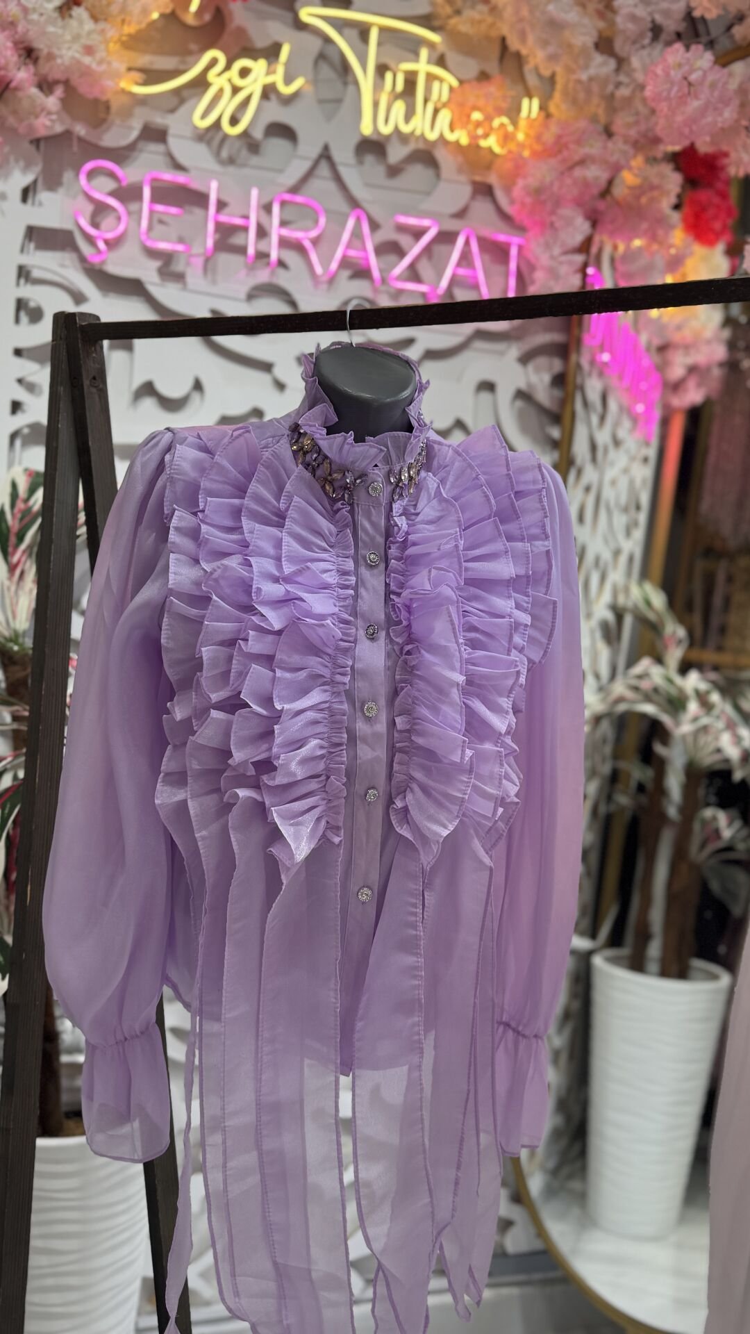 Şehrazat Butik Yakası Taş Detaylı Volanlı Gömlek