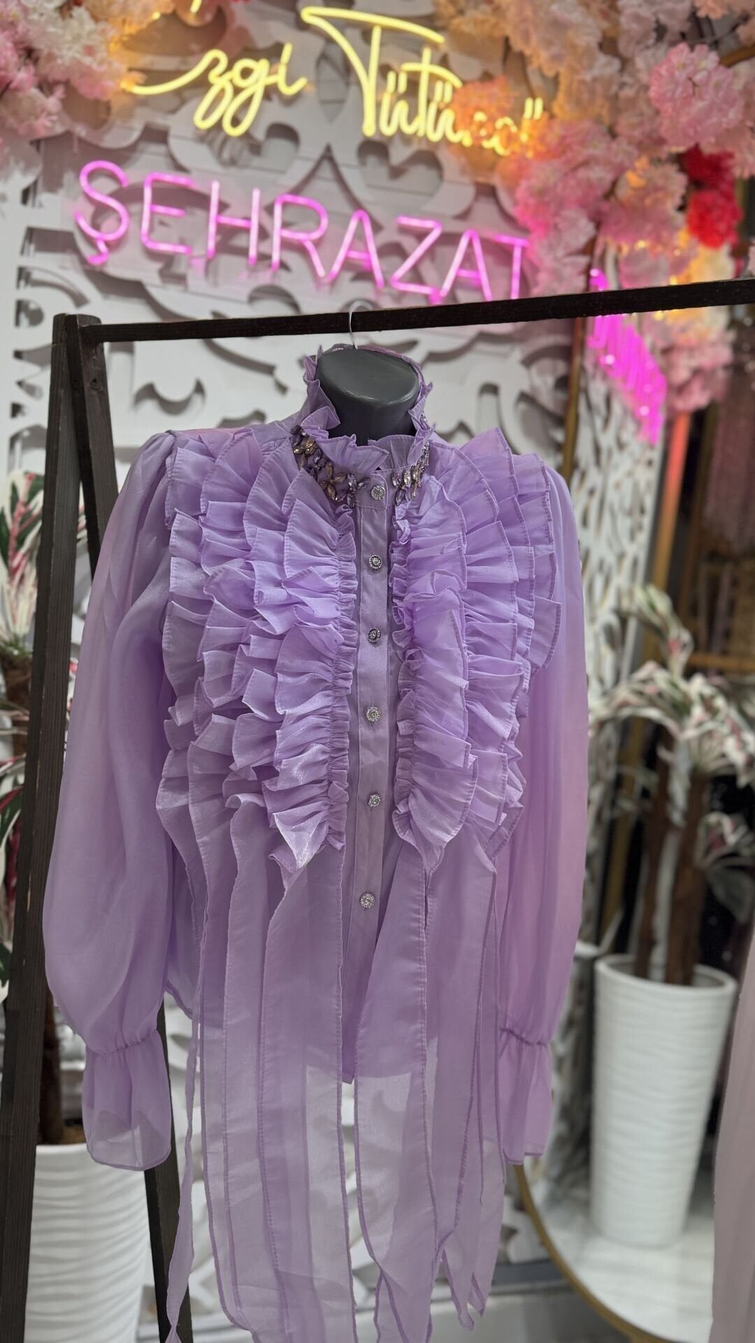 Şehrazat Butik Yakası Taş Detaylı Volanlı Gömlek