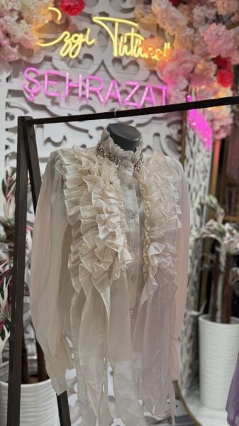 Şehrazat Butik Yakası Taş Detaylı Volanlı Gömlek