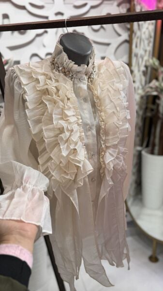 Şehrazat Butik Yakası Taş Detaylı Volanlı Gömlek