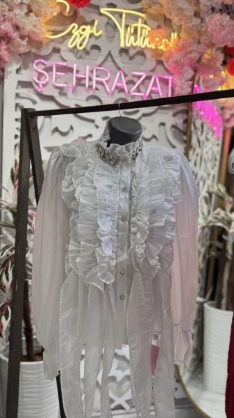 Şehrazat Butik Yakası Taş Detaylı Volanlı Gömlek