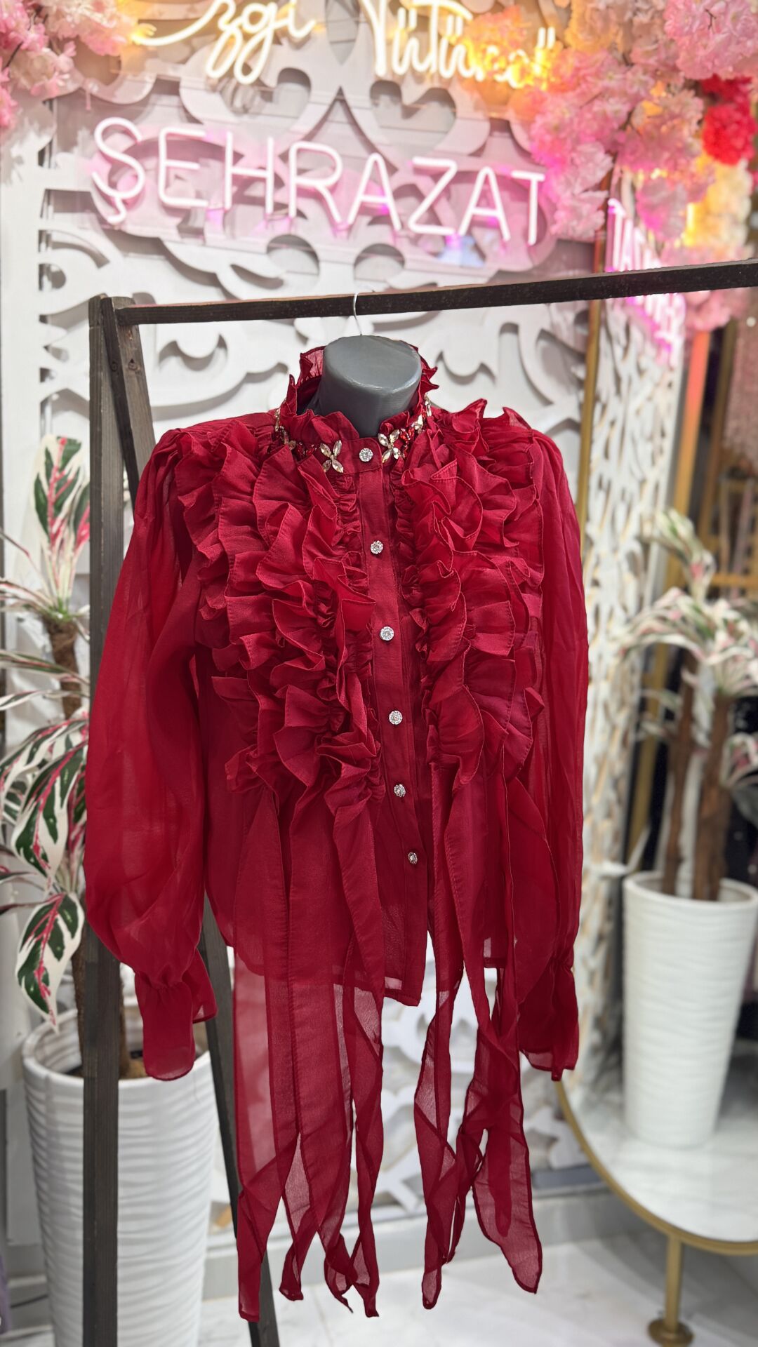 Şehrazat Butik Yakası Taş Detaylı Volanlı Gömlek