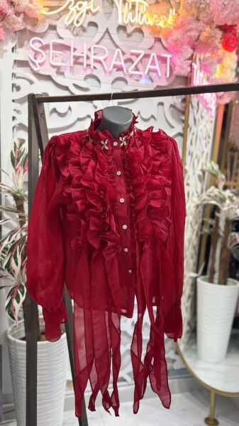 Şehrazat Butik Yakası Taş Detaylı Volanlı Gömlek