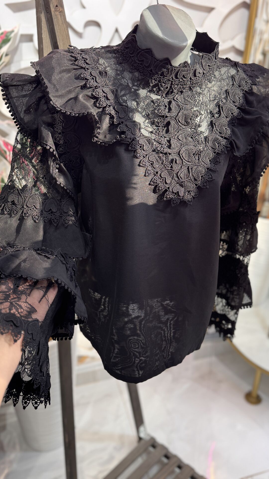 Şehrazat Butik Kolları Kat Kat ve Güpürlü Tasarım Gömlek