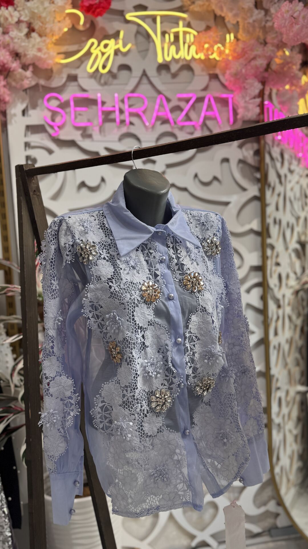 Şehrazat Butik Güpür Çiçekli Taşlı Tasarım Gömlek