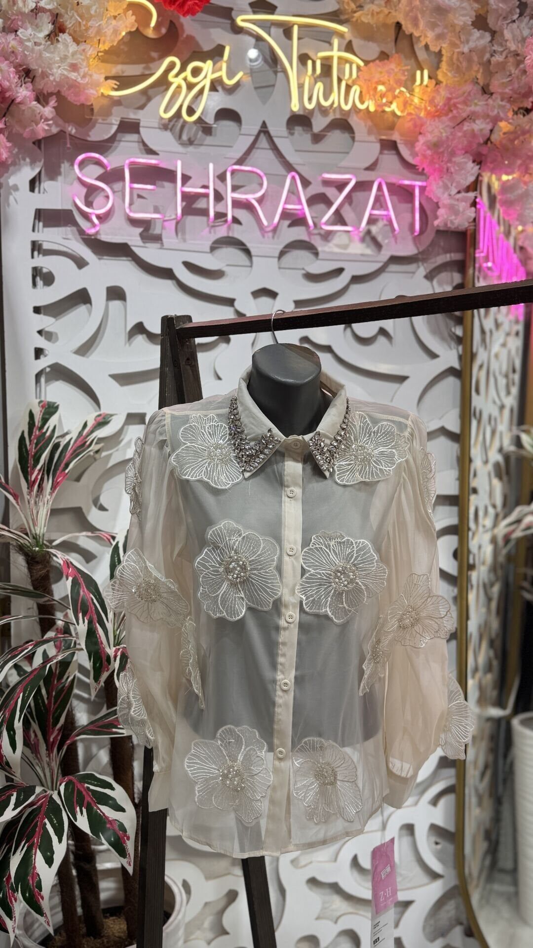 Şehrazat Butik Yaka Taş Detaylı Çiçekli Tasarım Gömlek