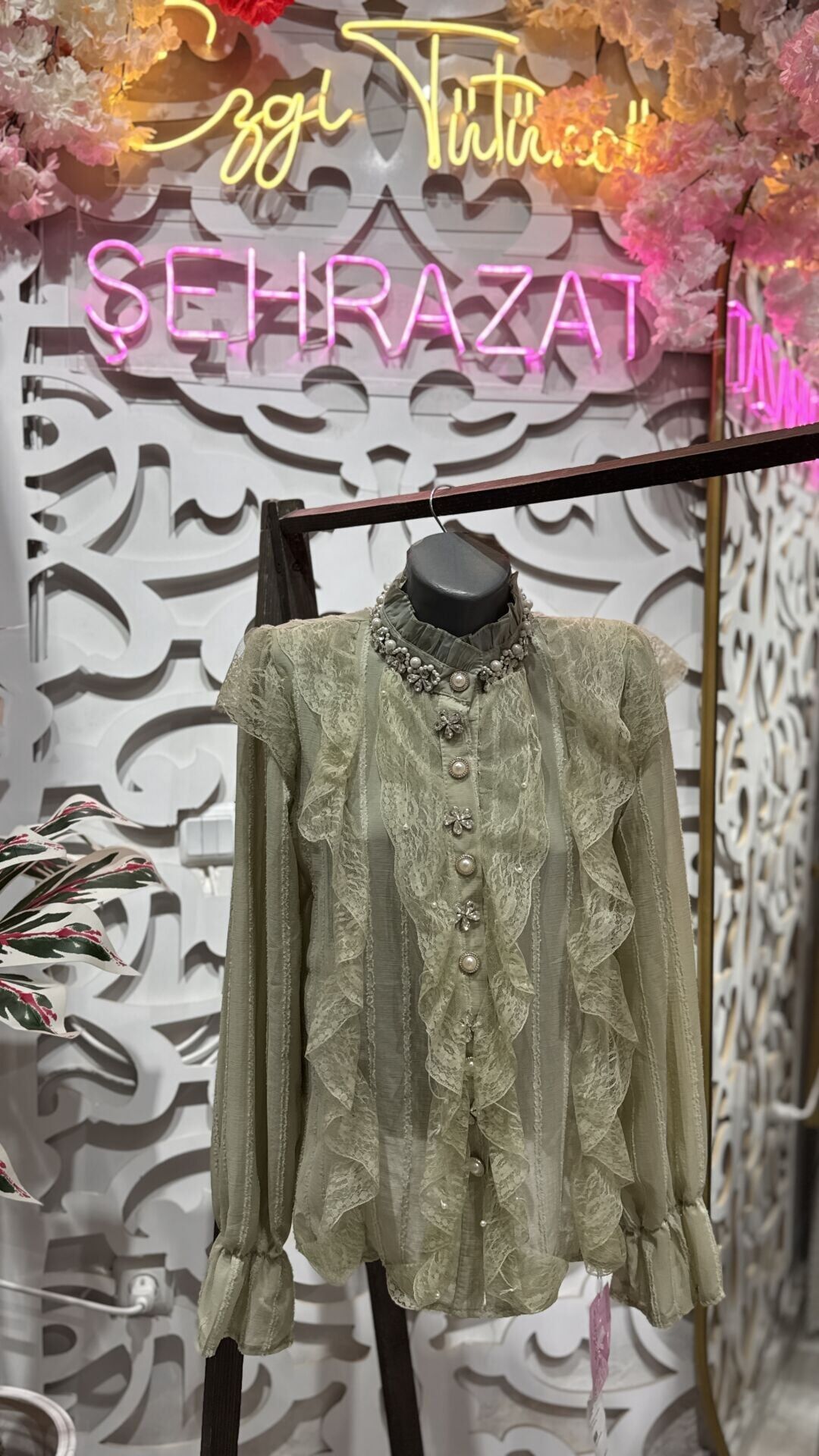 Şehrazat Butik Dantel Fırfır Detaylı Tasarım Şık Gömlek