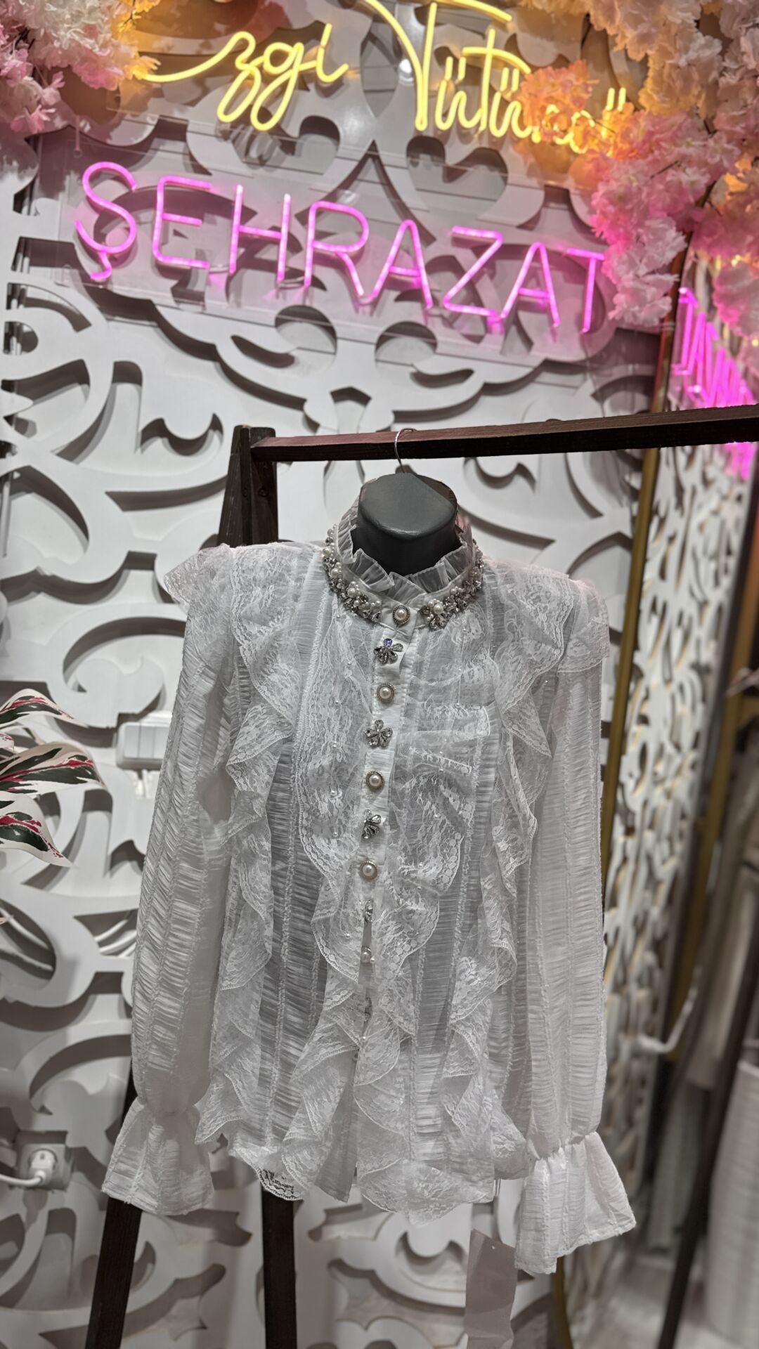 Şehrazat Butik Dantel Fırfır Detaylı Tasarım Şık Gömlek