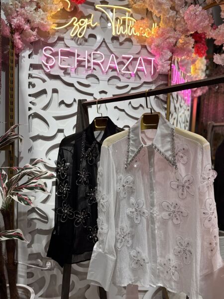 Şehrazat Butik Yakası Taş Detaylı Çiçekleri Taş İşlemeli Tasarım Gömlek