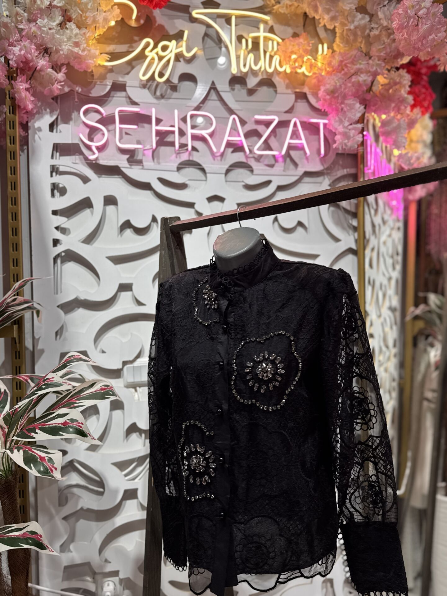 Şehrazat Butik Çiçek Detaylı Tasarım Gömlek