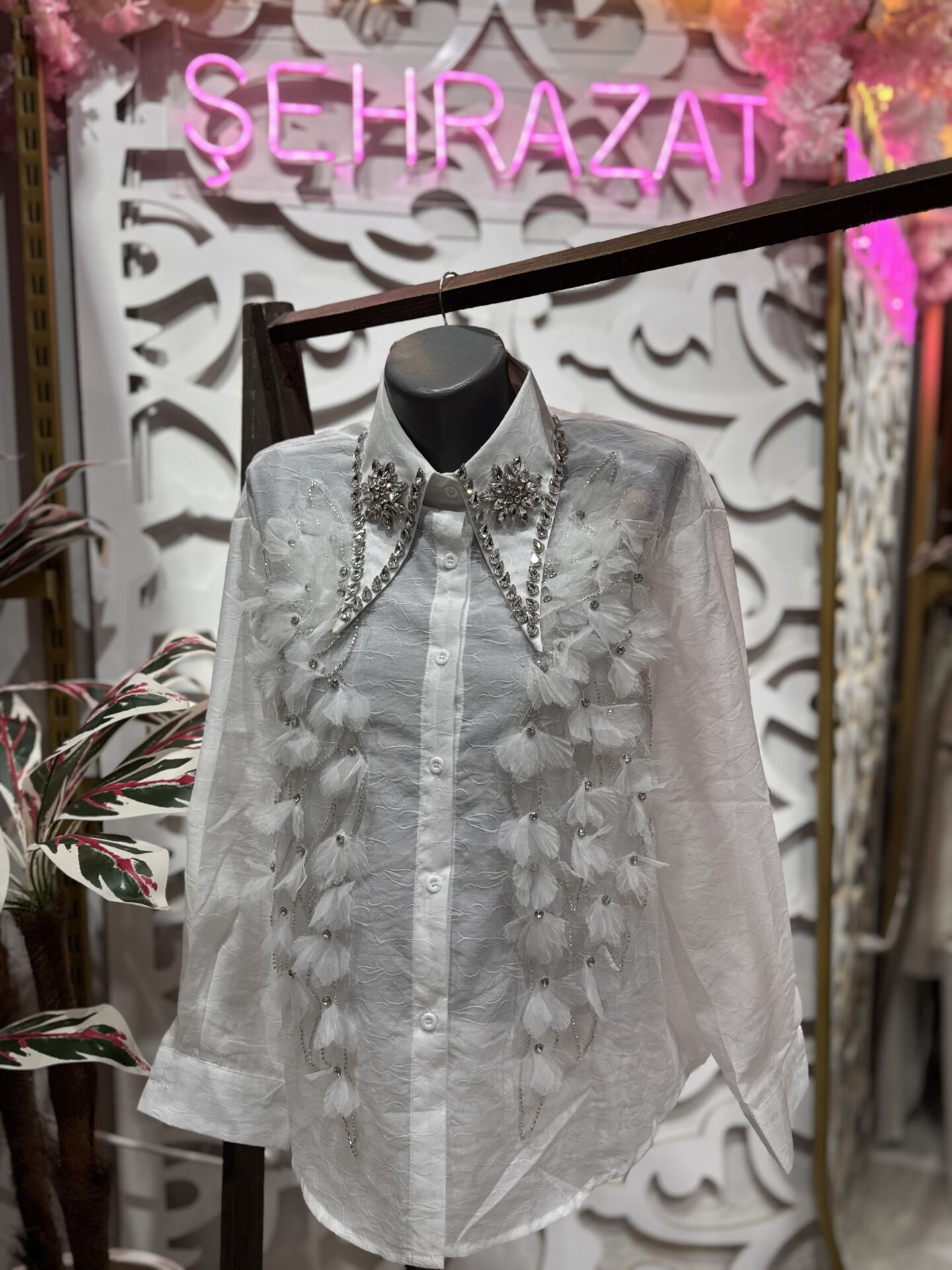 Şehrazat Butik Yakası Taş Detaylı 3 Boyutlu Tasarım Gömlek