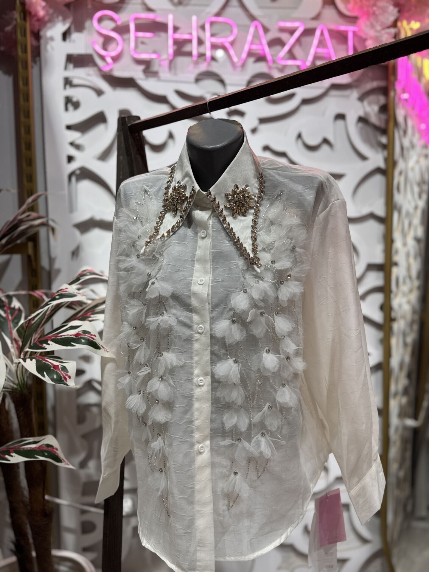 Şehrazat Butik Yakası Taş Detaylı 3 Boyutlu Tasarım Gömlek