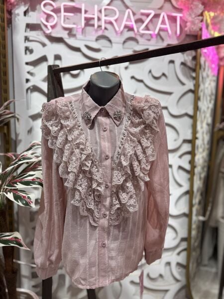 Şehrazat Butik Tasarım Güpürlü Volanlı Şık Gömlek