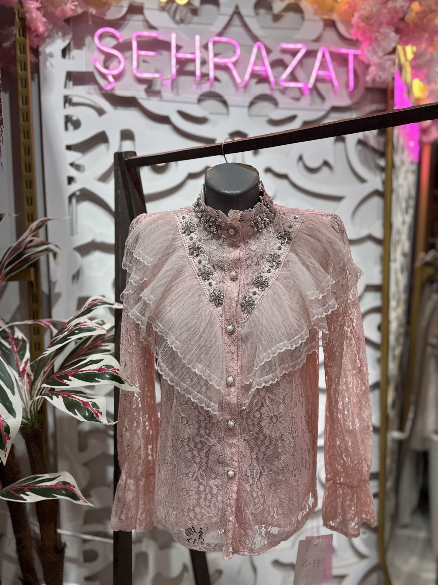 Şehrazat Butik Önü Kat Kat Tasarım Gömlek