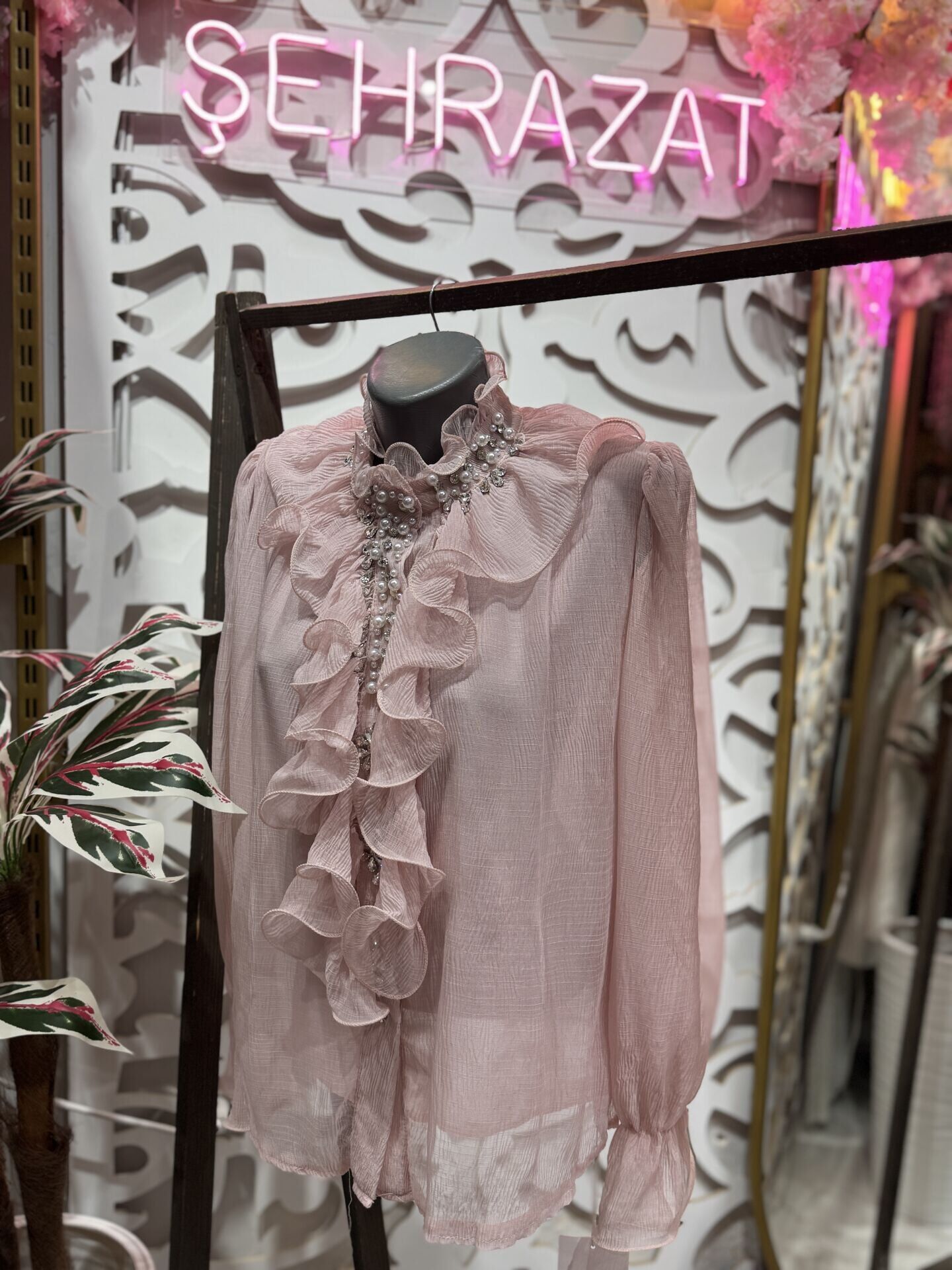 Şehrazat Butik Önü Volanlı İncili Tasarım Gömlek