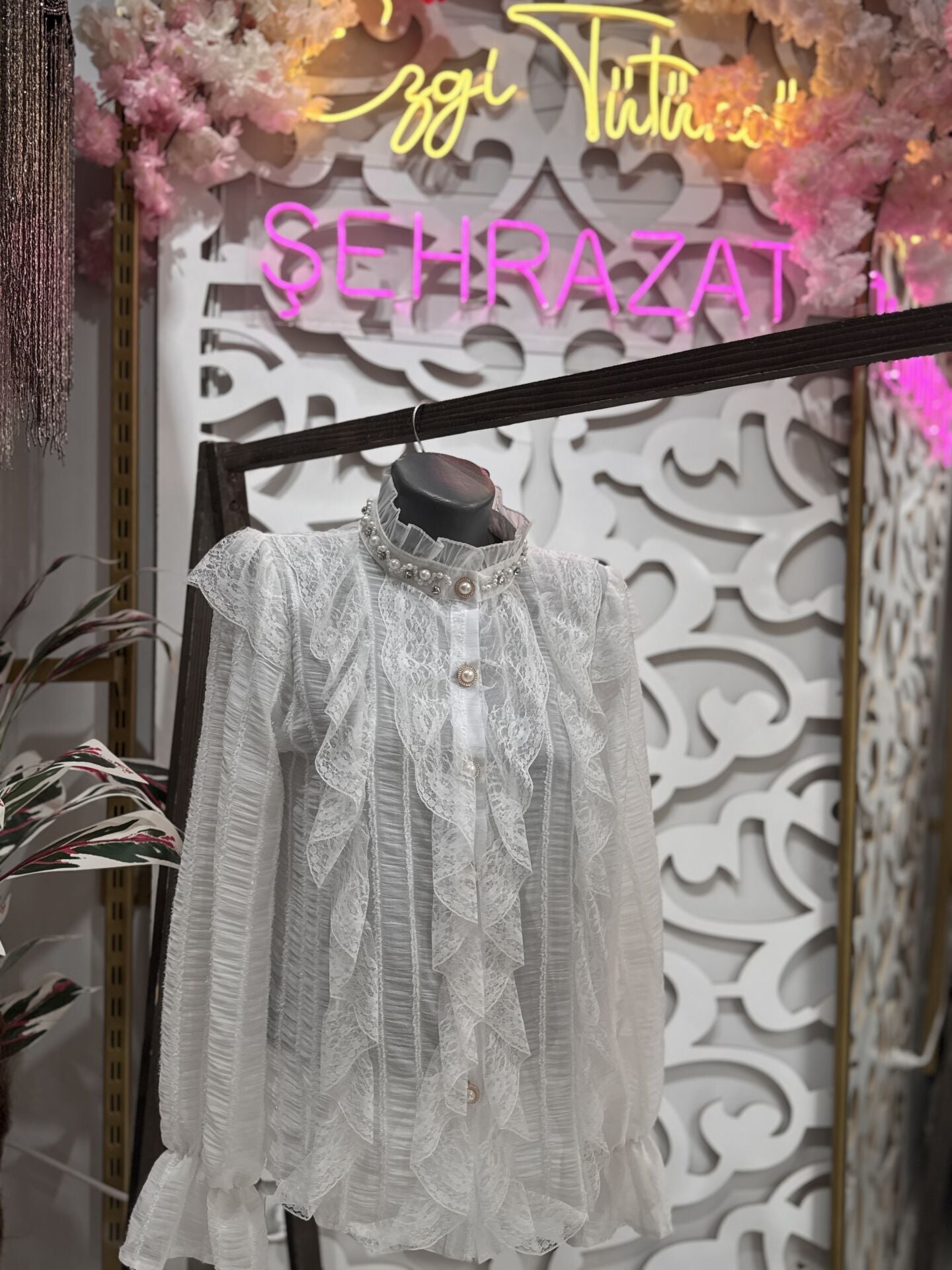 Şehrazat Butik Dantel FırfırlıTasarım Şık Gömlek