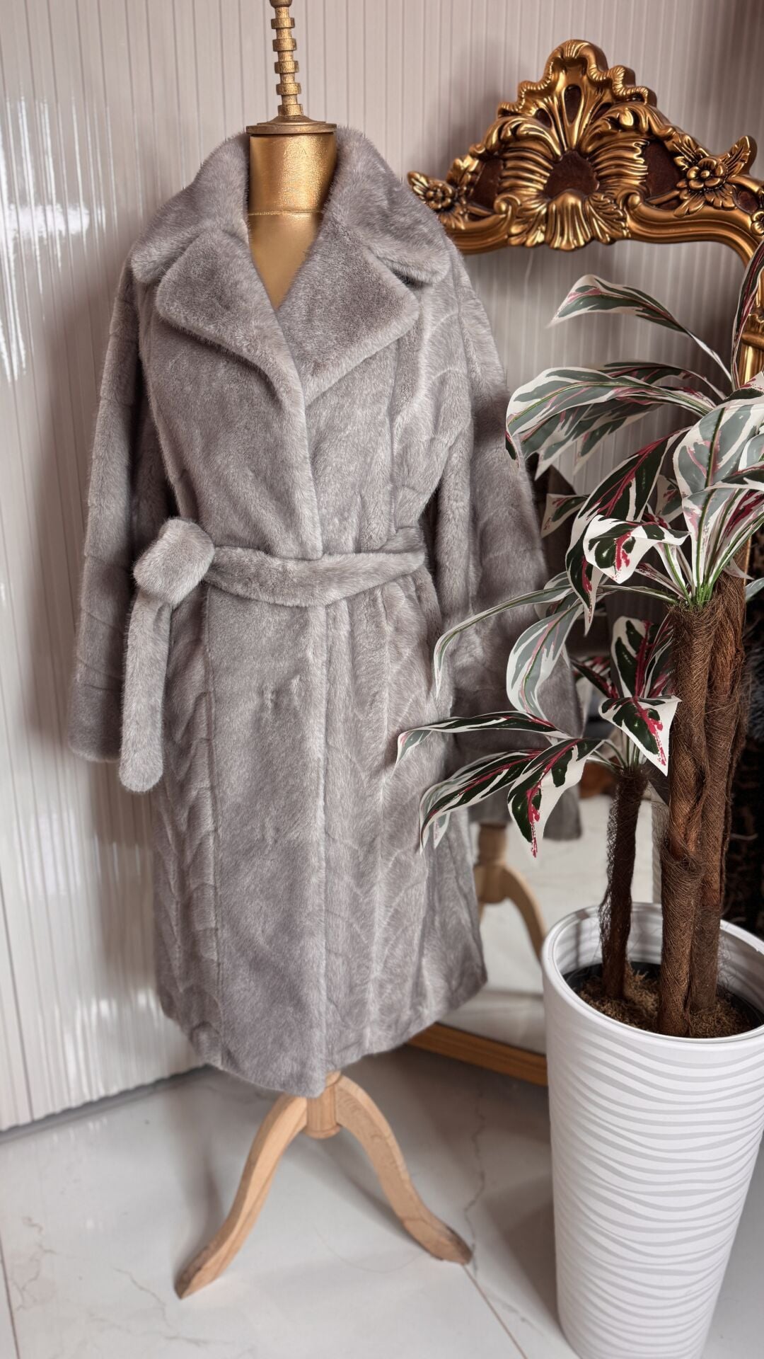 Şehrazat Butik  Kendinden Desenli Gri Tasarım Kürk