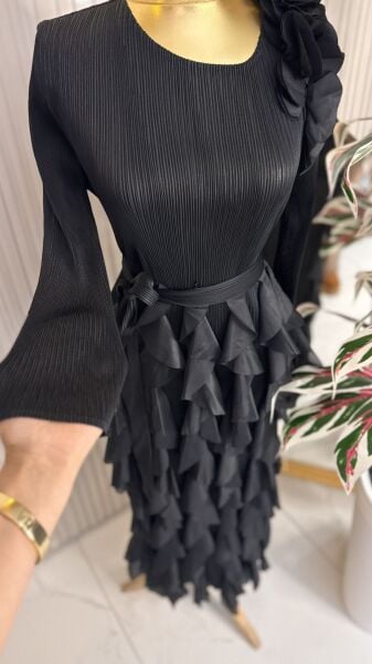 Şehrazat Butik Omuz Fırfır Detaylı Tasarım Elbise