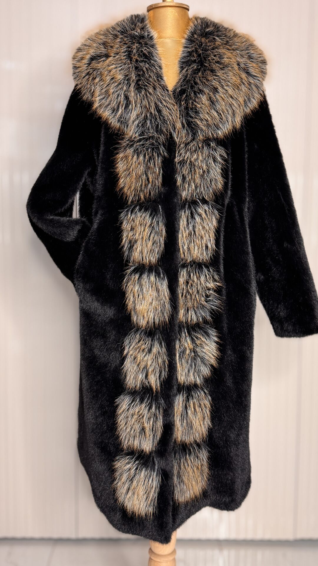 Şehrazat Butik Önü Kürk Detaylı Kaban