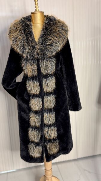 Şehrazat Butik Önü Kürk Detaylı Kaban